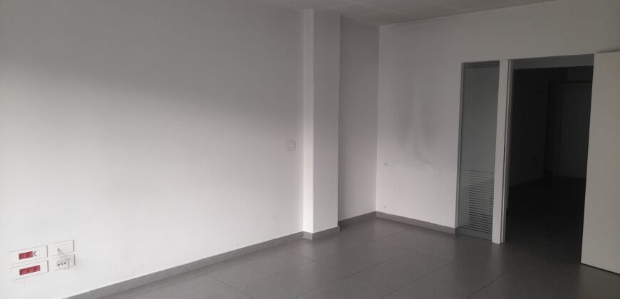 zahle showroom with an apartment for rent prime commercial area Ref#5840