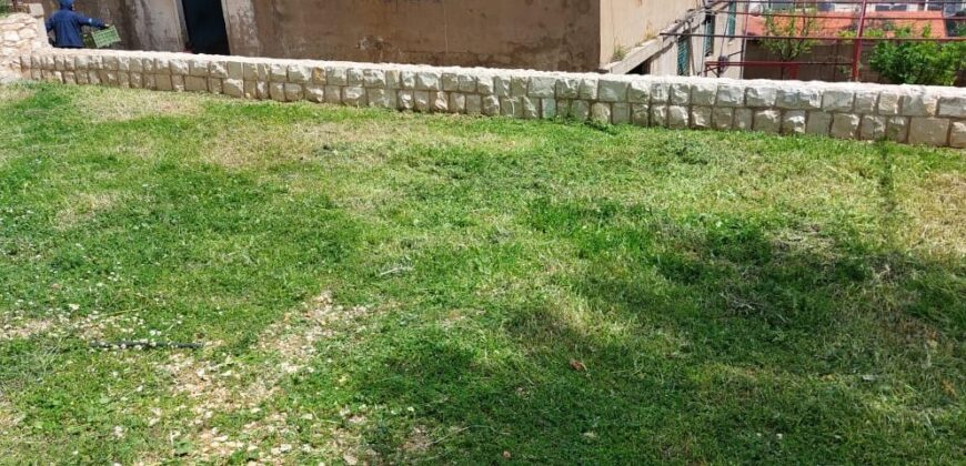 haoush el omara land 622m with a building 300m and garden Rf#6174