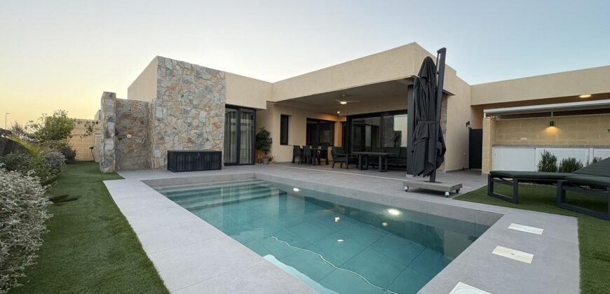 Spain Get your residency! fully furnished villa with pool & garden SVM744411