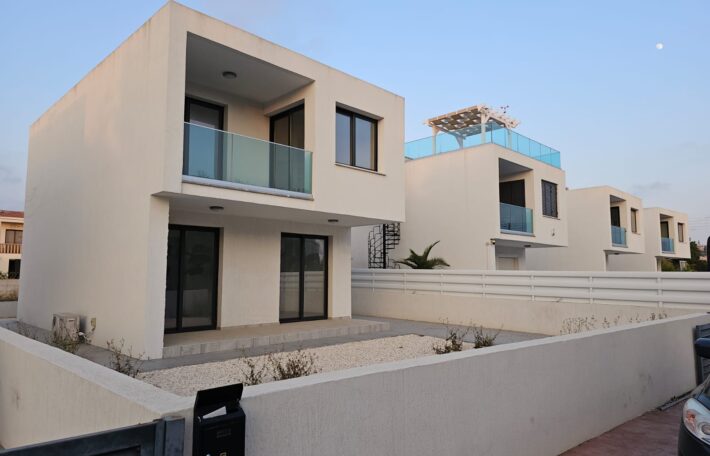 Cyprus Paphos villa excellent location, near the sea 0072