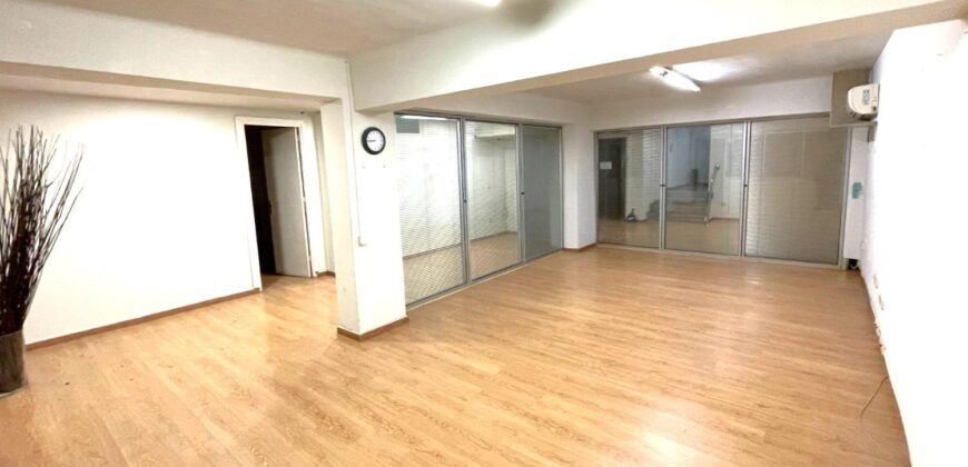 Opportunity! Great premises in Barcelona with 2 offices PR-00167