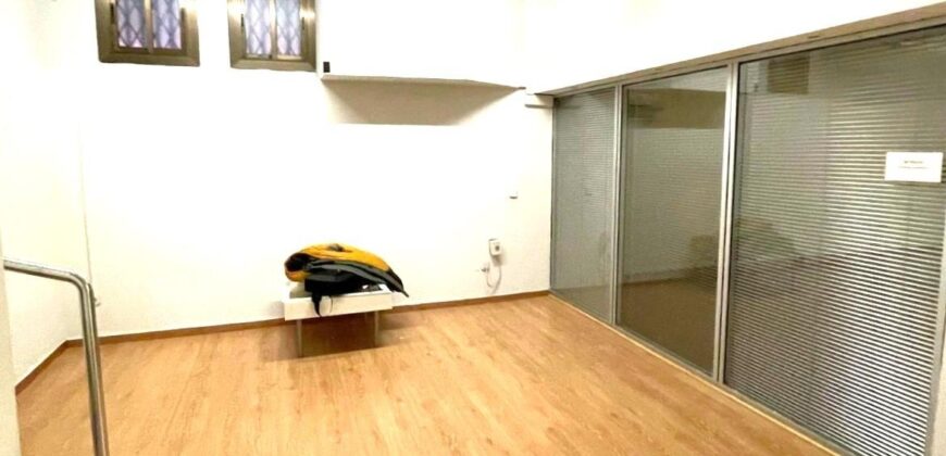 Opportunity! Great premises in Barcelona with 2 offices PR-00167