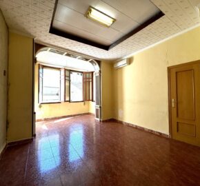 Spain spacious apartment in a quiet area, need renovation 005645