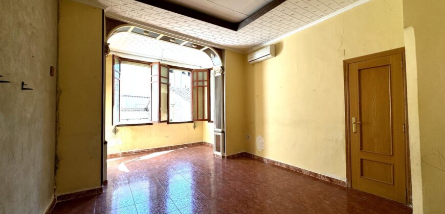 Spain spacious apartment in a quiet area, need renovation 005645