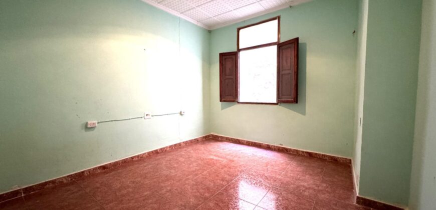 Spain spacious apartment in a quiet area, need renovation 005645