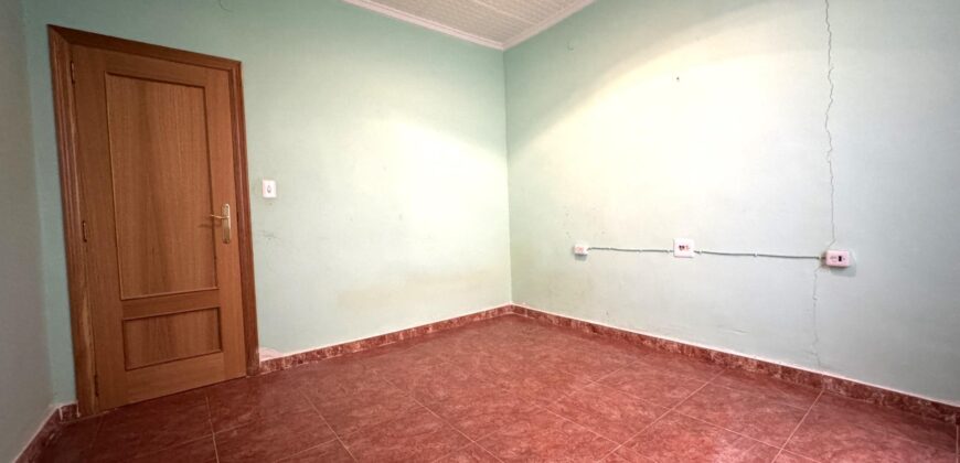 Spain spacious apartment in a quiet area, need renovation 005645