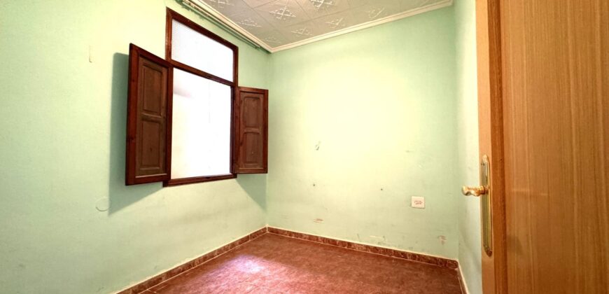 Spain spacious apartment in a quiet area, need renovation 005645