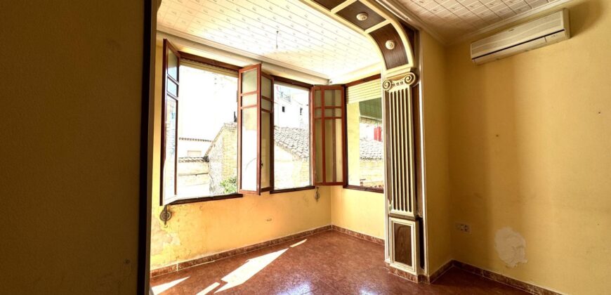 Spain spacious apartment in a quiet area, need renovation 005645