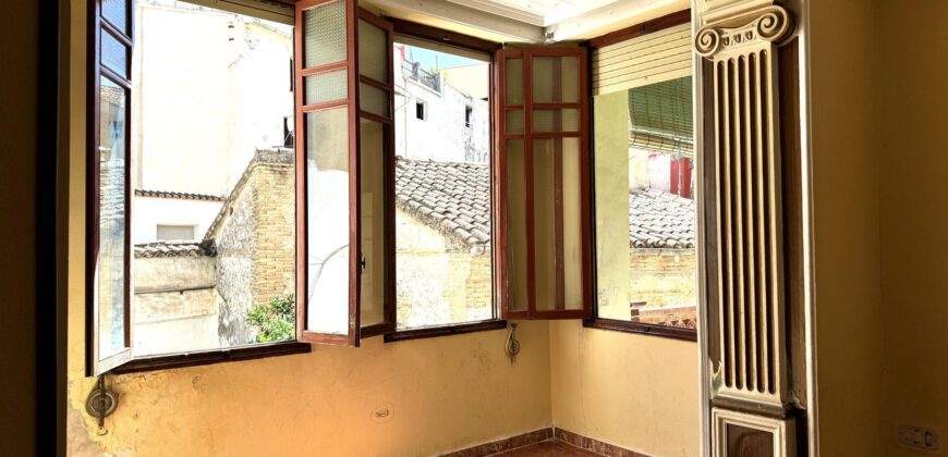 Spain spacious apartment in a quiet area, need renovation 005645