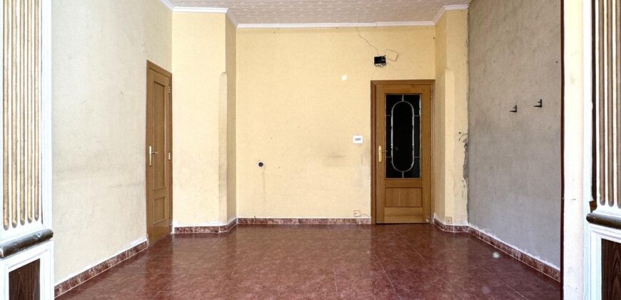 Spain spacious apartment in a quiet area, need renovation 005645