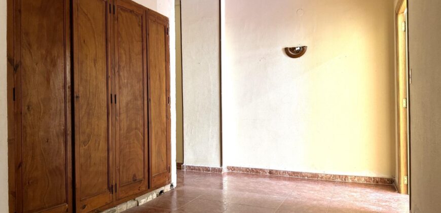 Spain spacious apartment in a quiet area, need renovation 005645