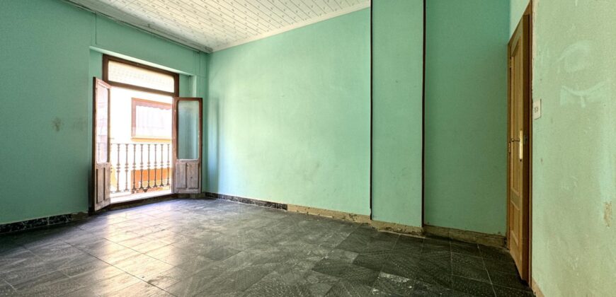 Spain spacious apartment in a quiet area, need renovation 005645