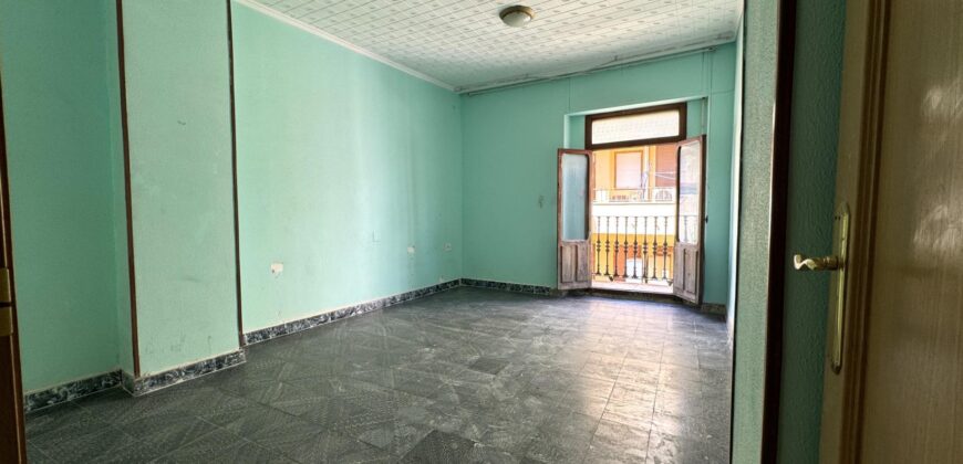 Spain spacious apartment in a quiet area, need renovation 005645