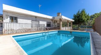 Spain Valencia villa with terrace, pool & garden excellent location 005905