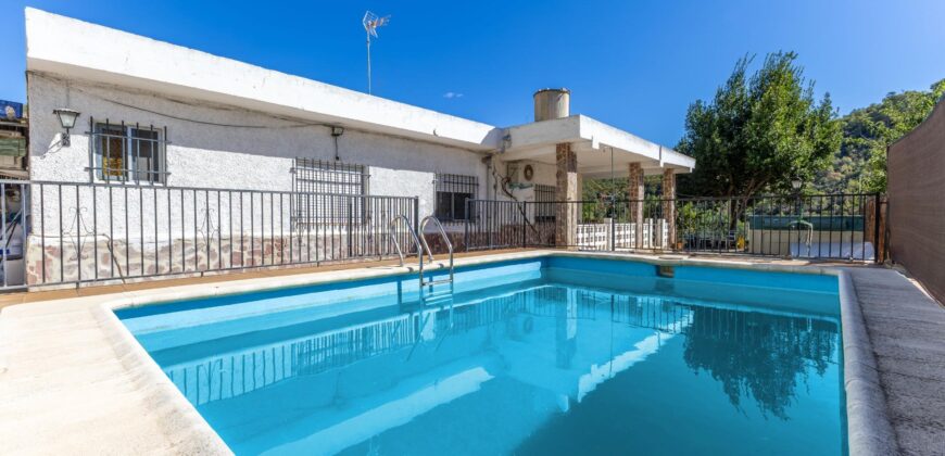 Spain Valencia villa with terrace, pool & garden excellent location 005905