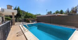 Spain Valencia villa with terrace, pool & garden excellent location 005905