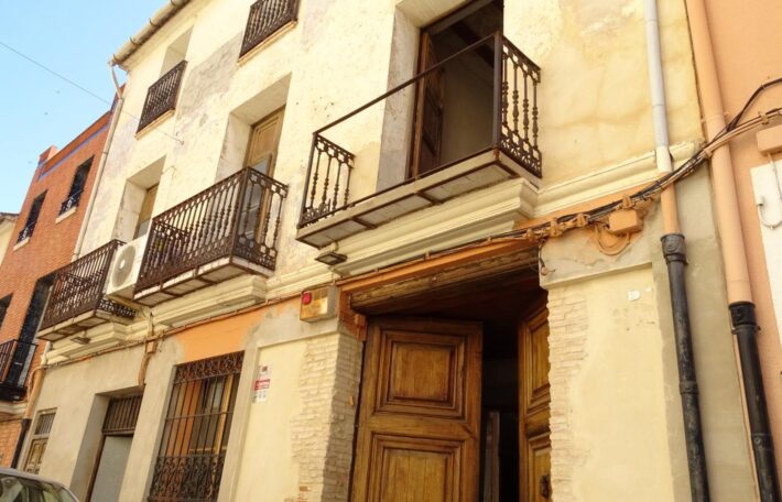 Spain Get your residency! building nice location, need renovation 006815
