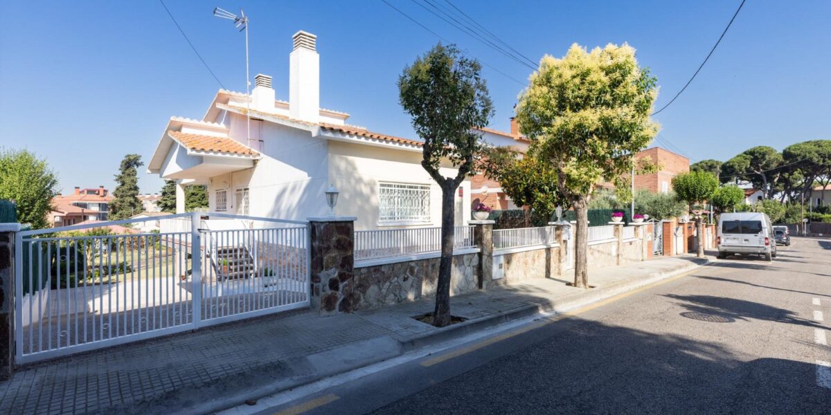 Spain Get your residency! villa with garden, central location PR-00353 Spain Get your residency! villa with garden, central location PR-00353