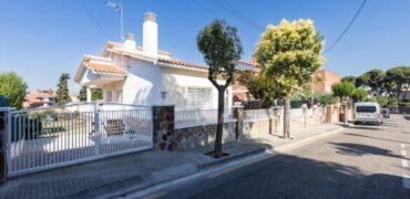 Spain Get your residency! villa with garden, central location PR-00353