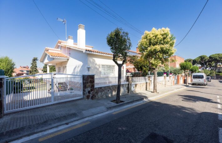 Spain Get your residency! villa with garden, central location PR-00353
