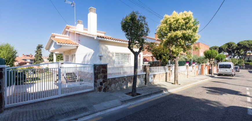 Spain Get your residency! villa with garden, central location PR-00353