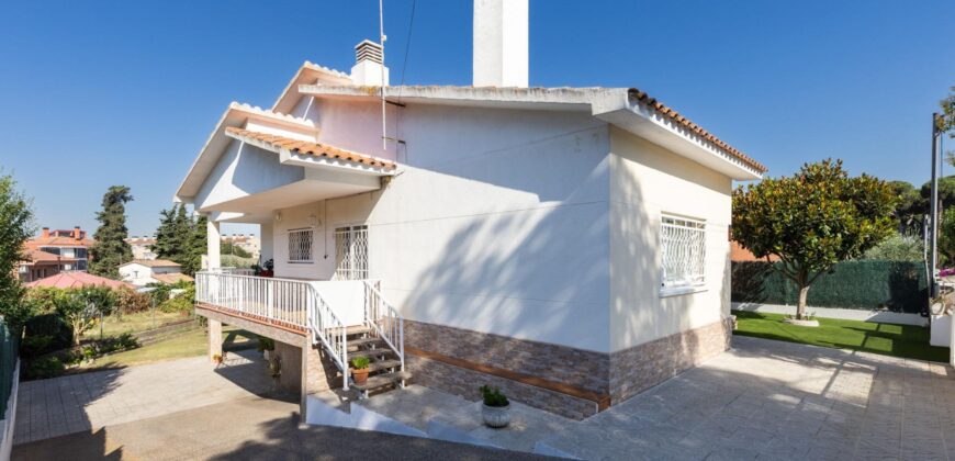 Spain Get your residency! villa with garden, central location PR-00353
