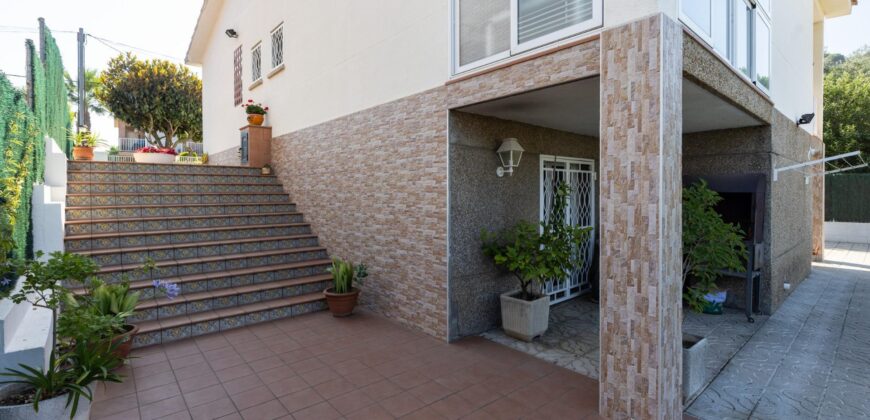 Spain Get your residency! villa with garden, central location PR-00353