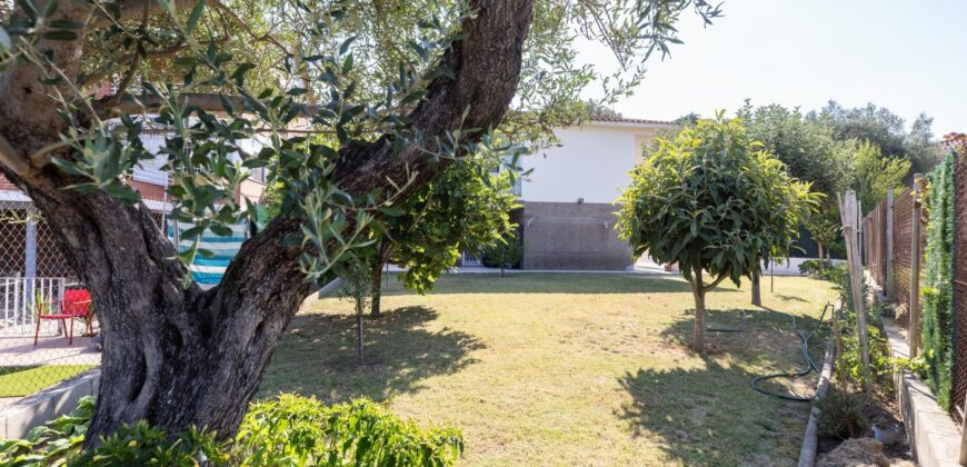 Spain Get your residency! villa with garden, central location PR-00353