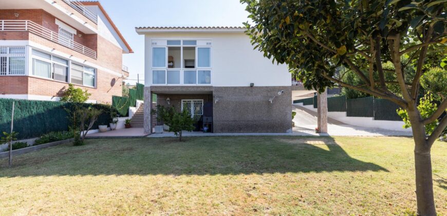 Spain Get your residency! villa with garden, central location PR-00353