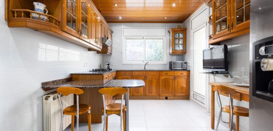 Spain Get your residency! villa with garden, central location PR-00353