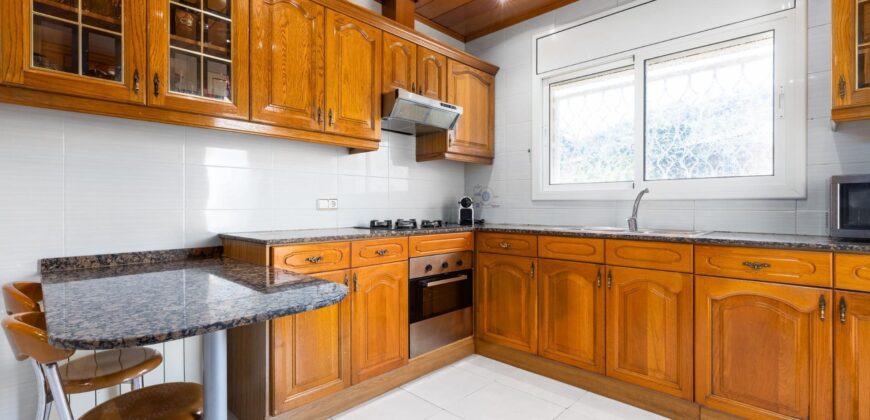 Spain Get your residency! villa with garden, central location PR-00353