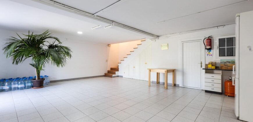 Spain Get your residency! villa with garden, central location PR-00353