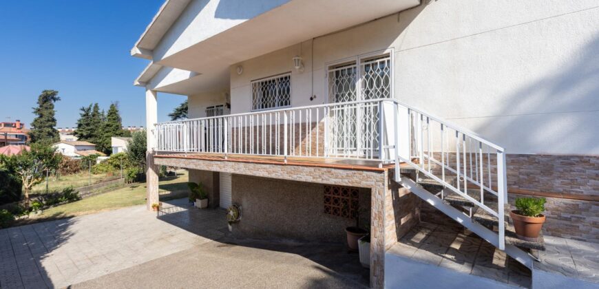 Spain Get your residency! villa with garden, central location PR-00353