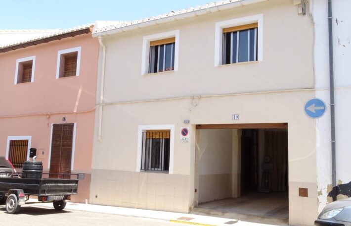 Spain Get your residency! house great location, need renovation 007005