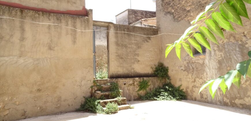 Spain Get your residency! house great location, need renovation 007005