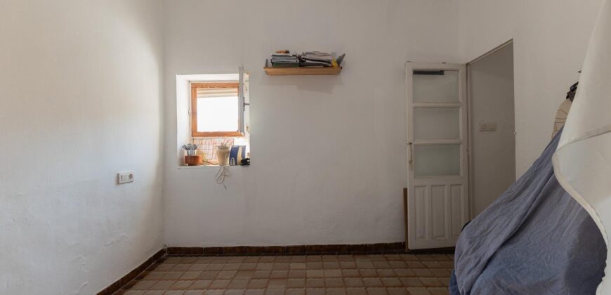 Spain Get your residency! house nice location, need renovation 007615