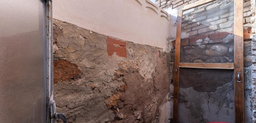 Spain Get your residency! house nice location, need renovation 007615
