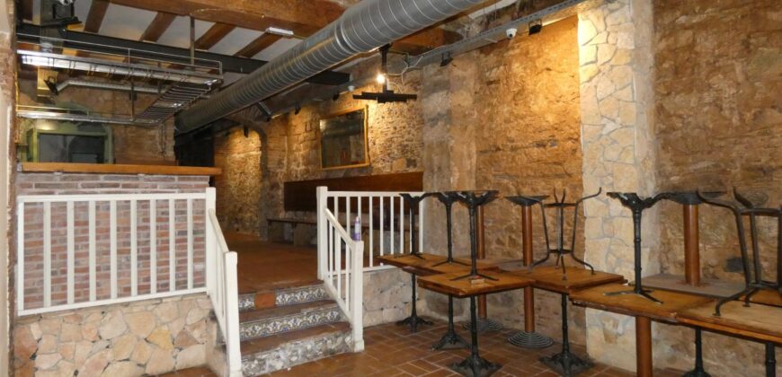 Barcelona restaurant for sale located on a busy pedestrian street PR-00371