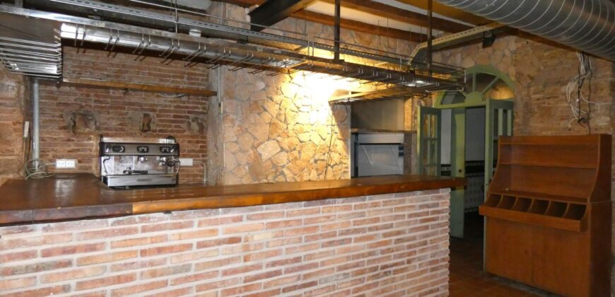 Barcelona restaurant for sale located on a busy pedestrian street PR-00371