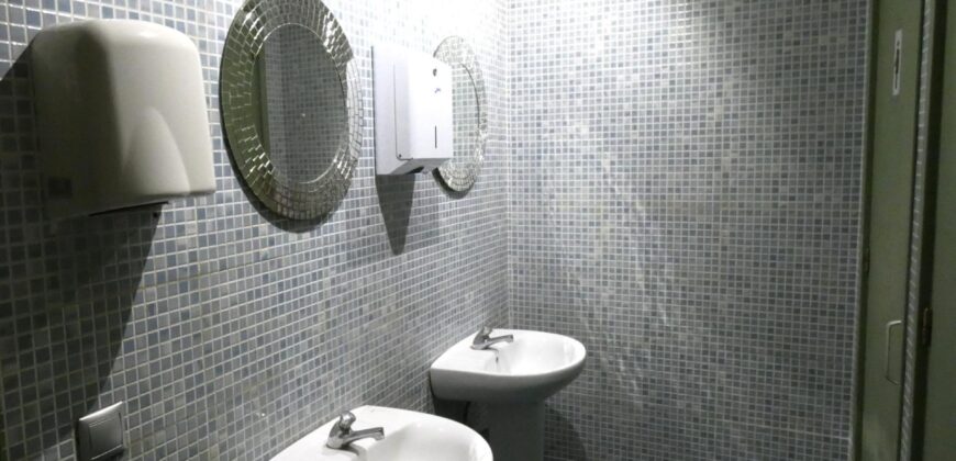 Barcelona restaurant for sale located on a busy pedestrian street PR-00371