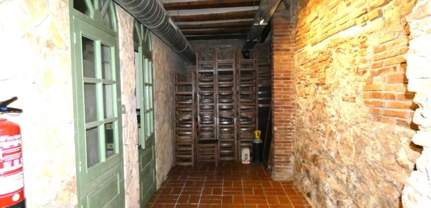 Barcelona restaurant for sale located on a busy pedestrian street PR-00371
