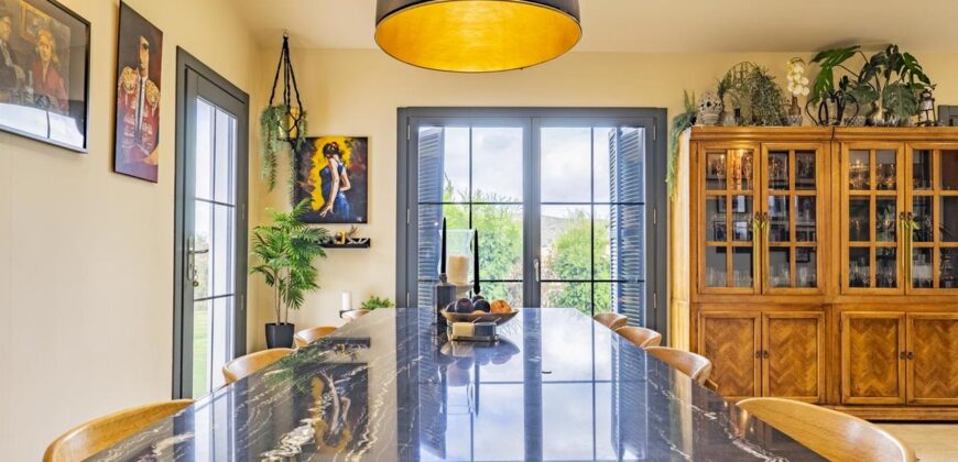Spain Get your residency! luxury villa on a large plot with garden & pool SVM741898