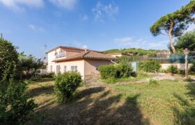 Spain Get your residency! three-story townhouse in the prestigious area PR-00380