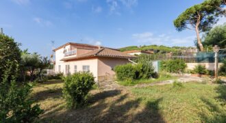 Spain Get your residency! three-story townhouse in the prestigious area PR-00380