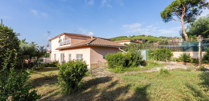 Spain Get your residency! three-story townhouse in the prestigious area PR-00380