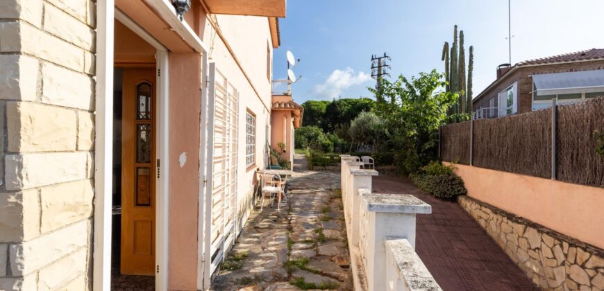 Spain Get your residency! three-story townhouse in the prestigious area PR-00380