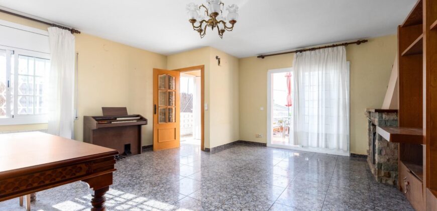 Spain Get your residency! three-story townhouse in the prestigious area PR-00380