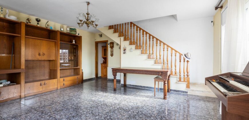 Spain Get your residency! three-story townhouse in the prestigious area PR-00380