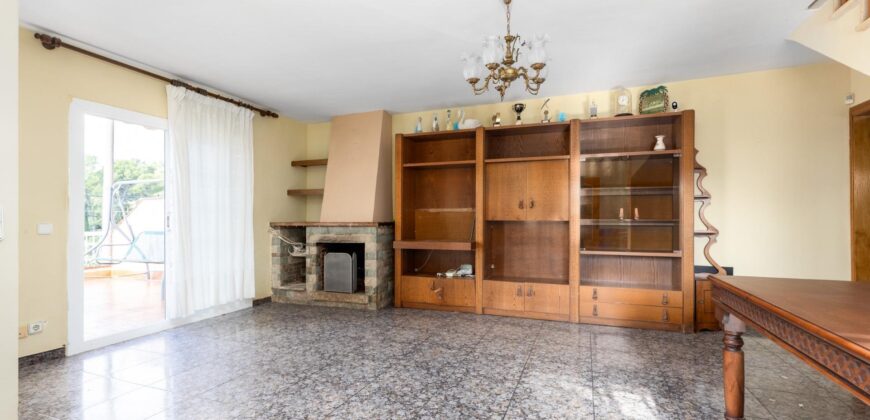 Spain Get your residency! three-story townhouse in the prestigious area PR-00380