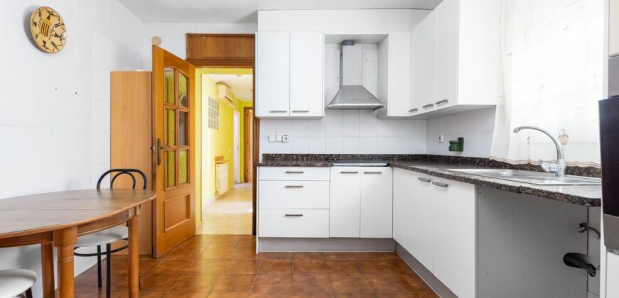 Spain Get your residency! three-story townhouse in the prestigious area PR-00380